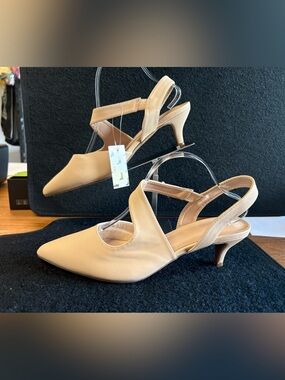 NWT Nude Slingback Kitten Heels Size 11W Women’s Wide Width